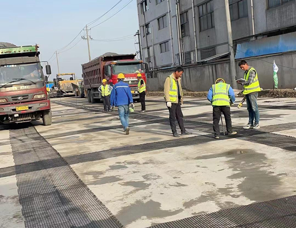 长岛老材料的新故事：玻璃纤维土工格栅如何在‘白改黑’浪潮中重获新生？